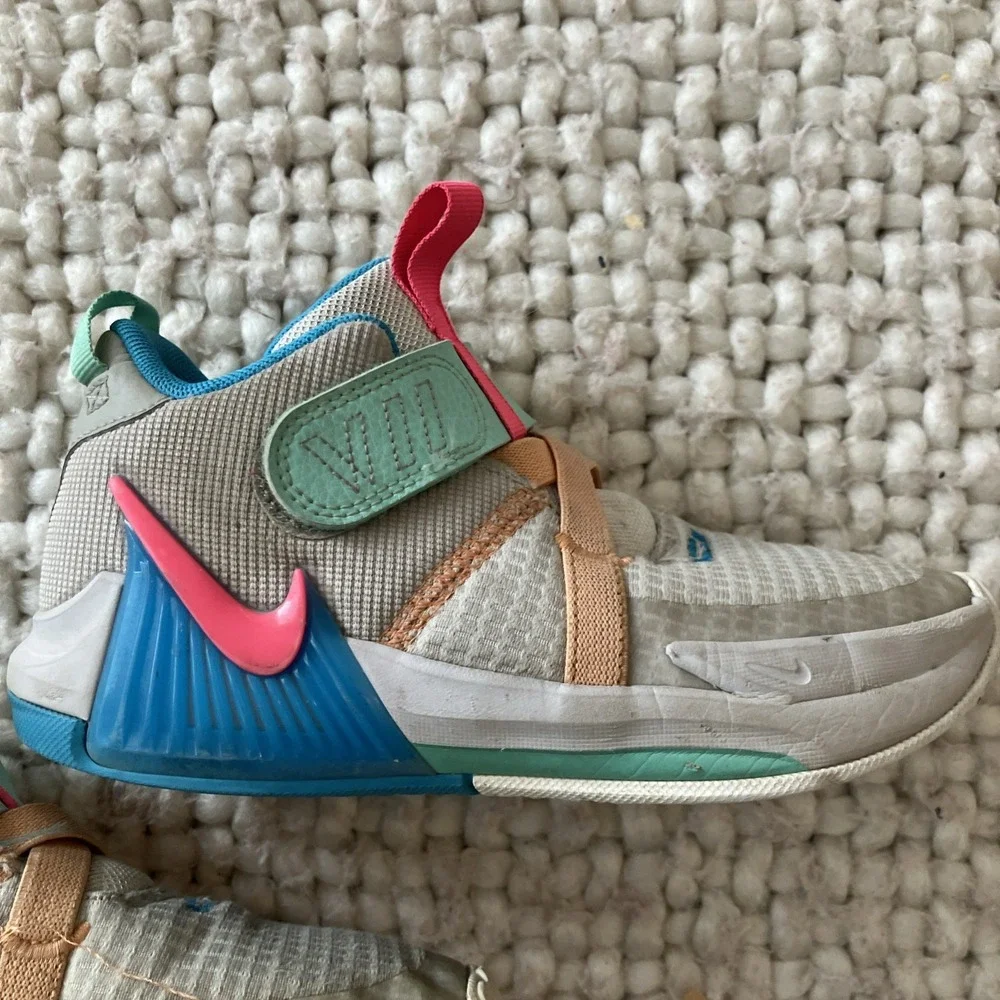 Nike Lebron Witness 7‎ Size 1Y US KIDS